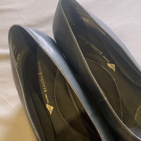 Easy Spirit size 9 1/2 black shoes. Heels are 1.75 inches in height - Picture 4 of 5